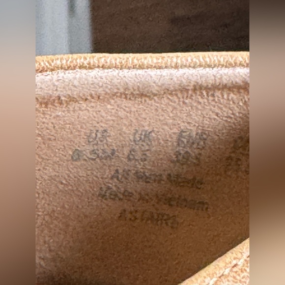 Dr. Scholls pointed toe flats. Great condition.  Size 8 1/2. Tan color - Picture 6 of 7